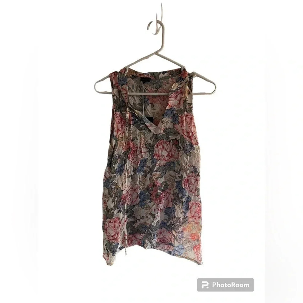 Paraphrase floral sleeveless blouse in women’s medium
